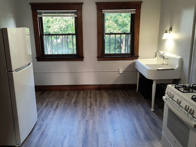 Building Photo - 248-250 N Main St Unit 21