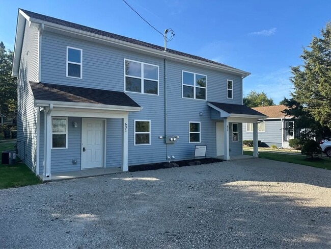 Building Photo - Twin Lakes Duplex Unit 631