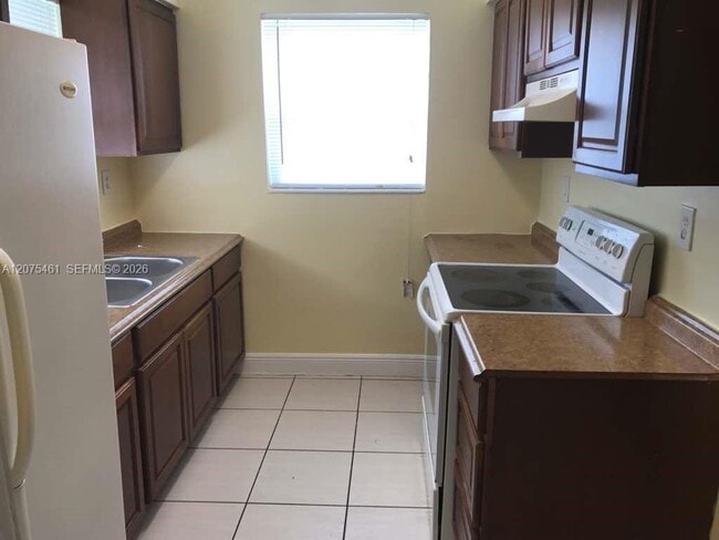 Building Photo - 807 SW 5th Ct Unit back