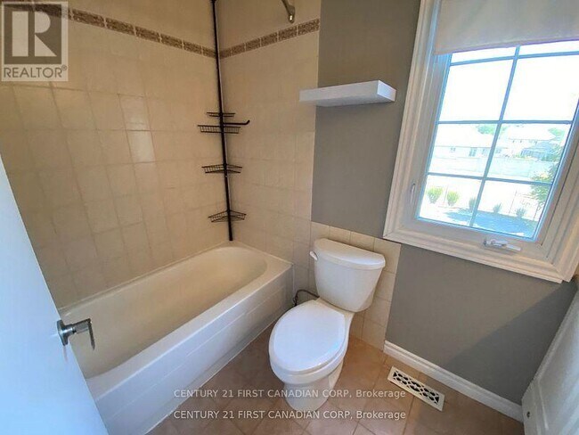 Photo - 1401 Wonderland Rd N