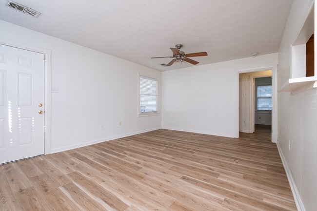 Photo - 1808 Iris St