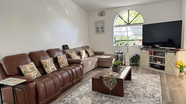 Building Photo - 5267 Europa Dr Unit N