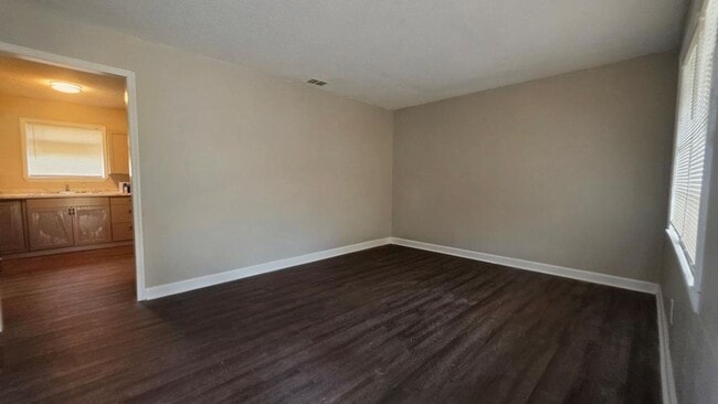 220 Ebony Ln