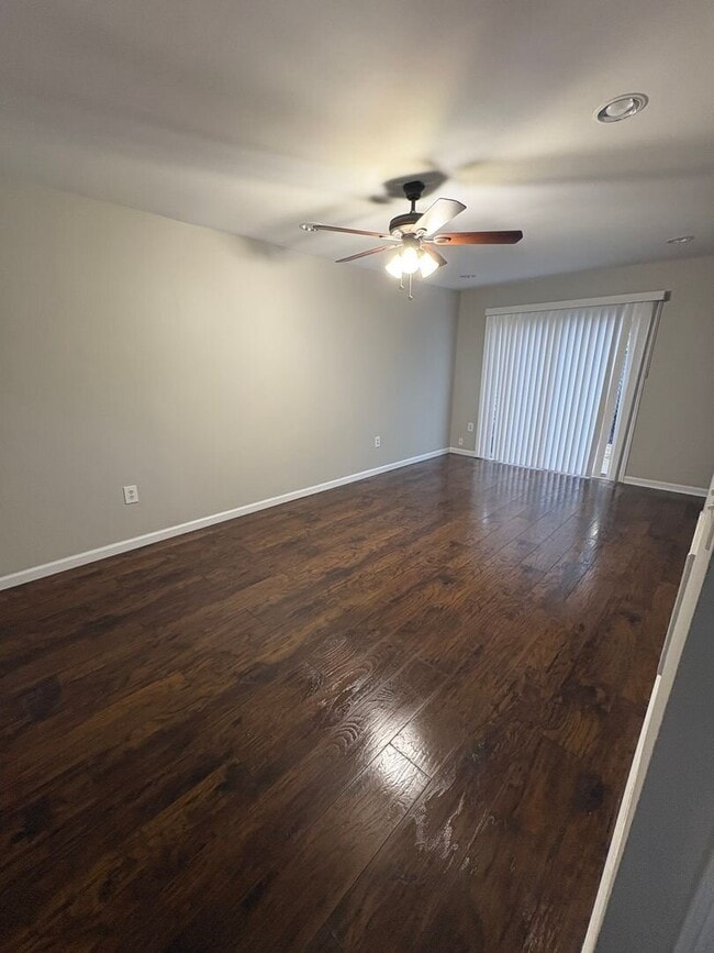 Lovely 3 bedroom Town Home with Fresh Paint and New Flooring Upstairs!! East North Street Area