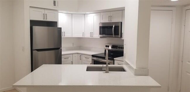 Building Photo - 3450 Pinewalk Dr N Unit 433 Rental