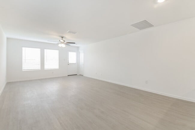 Photo - 1717 Crossbill St