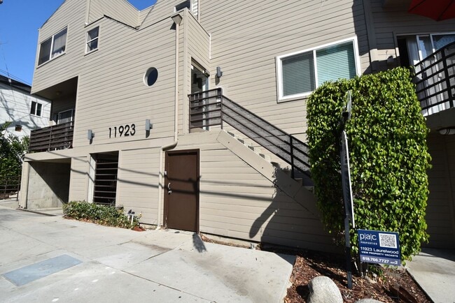 Building Photo - 11923 Laurelwood Dr Rental