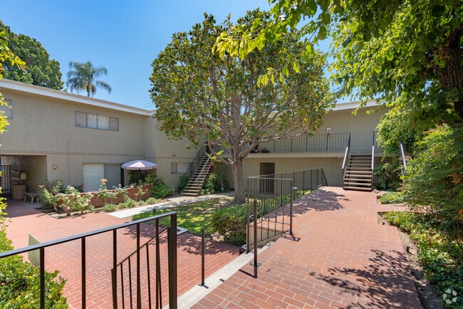 Patio - 6335 Comstock Ave Apartamentos