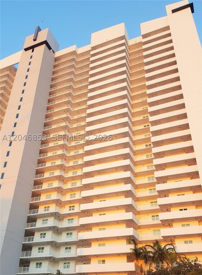 Building Photo - 14951 Royal Oaks Ln Unit 1105