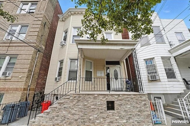 Building Photo - 2105 New York Ave