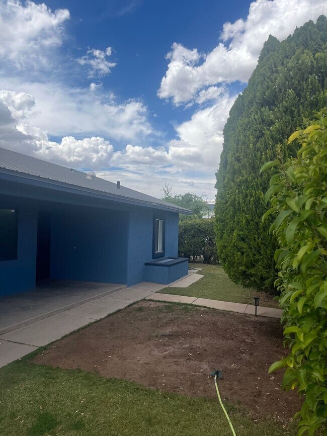 Photo - Charming 4 Bedroom 2 Bathroom home in the middle of Benson AZ.