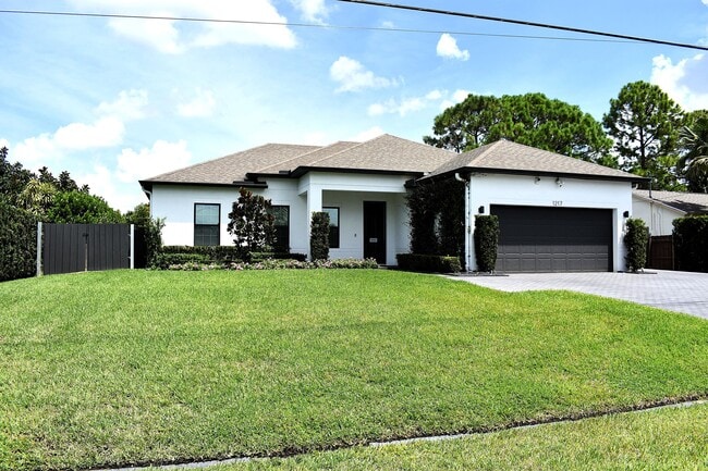 Building Photo - 1217 SW Marmore Ave Rental