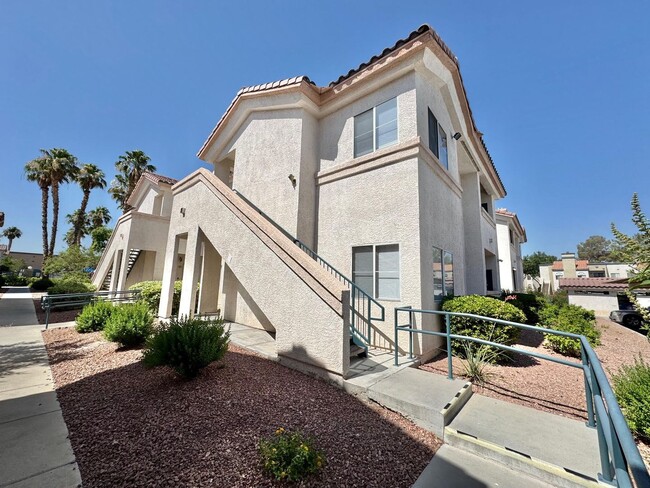 Building Photo - **BEAUTIFUL 3 BEDROOM, 2 BATHROOM DOWNSTAI... Rental