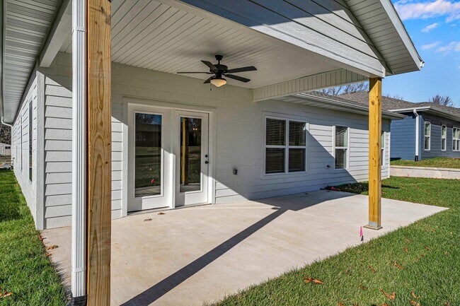 Building Photo - Hickory Village 55 Plus, LLC - 3700 E Cherry St Springfield, MO 65809