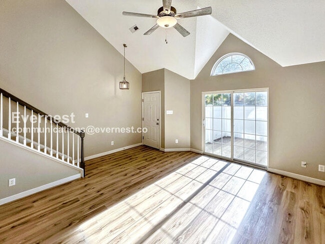 Photo - 2 Bed/2 Bath Townhome with Washer/Dryer / ...