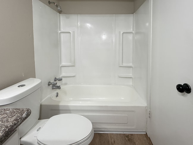 Studio Bath 2 - Ingleside Gardens