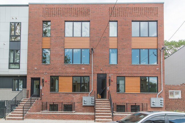 Photo - 437 N 35th St Apartments