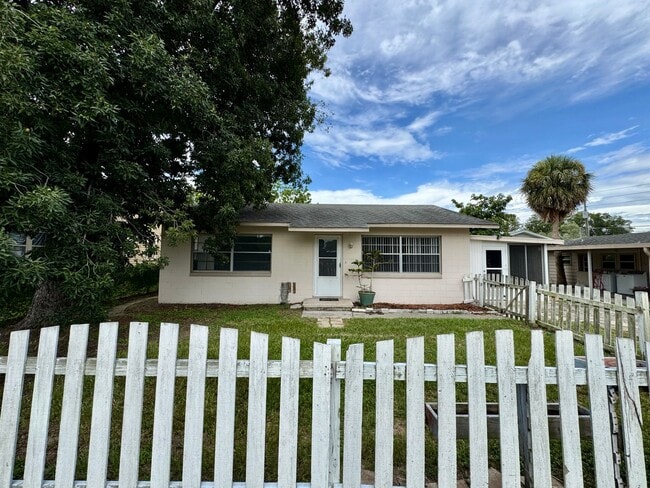 Charming 2 Bedroom, 1 Bathroom Home – Minu... - Charming 2 Bedroom, 1 Bathroom Home – Minu...
