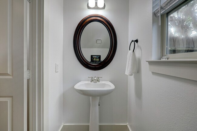 Photo - 919 W 23rd St