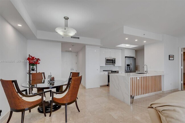 Photo - 848 Brickell Key Dr Unidad 1803