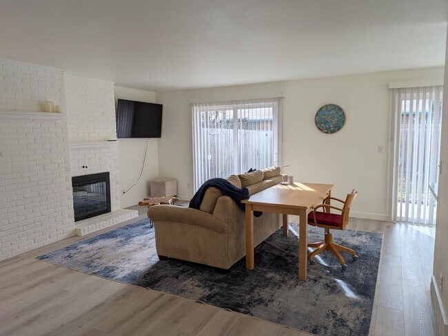 Photo - 425 Manhattan Dr