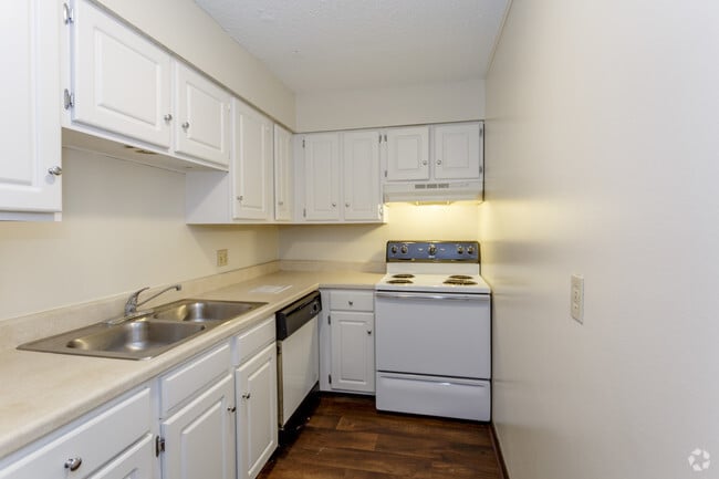 1BR, 1BA - 750 SF