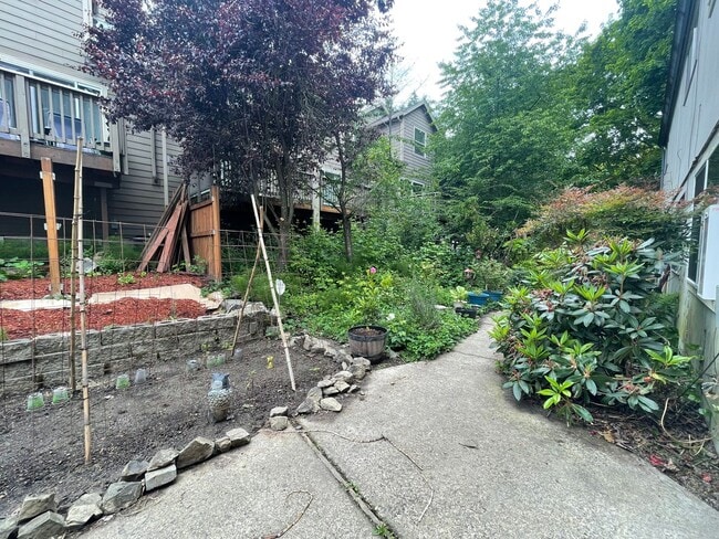 Building Photo - Updated 2Bd/1Ba in the Hillsdale Neighborhood of SW Portland ~ Stainless Steel Appliances and Qua... Unit 8020