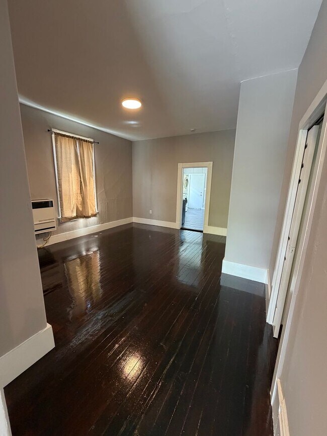 Photo - 3259-3261 Louise St Unit 3261