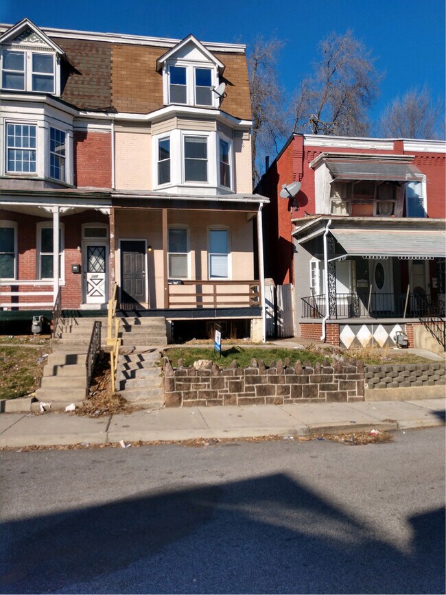 Photo - 615 W Locust St