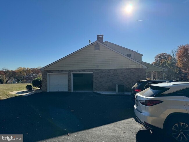 Photo - 1305 Hawthorne Ln