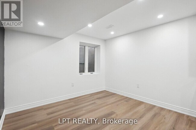 Photo - 140 Springvalley Crescent