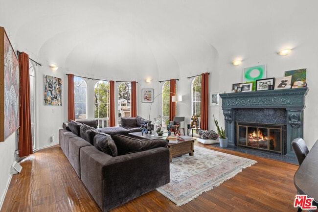 Photo - 2240 Hillhurst Ave