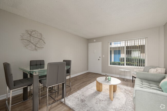 1BR, 1BA - 488SF - Seacoast Apartments