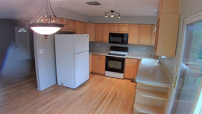 Photo - 3 bed 2 bath 1400 Sq. feet BIG YARD in Aurora!