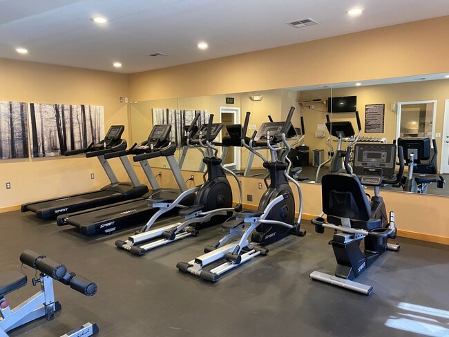 24-HR Fitness Center - Oak Tree Apartments
