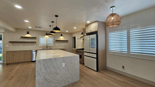 Photo - 114 S Emerald Pl House