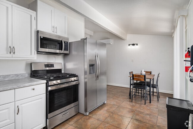 Building Photo - 45426 10th St W Rental