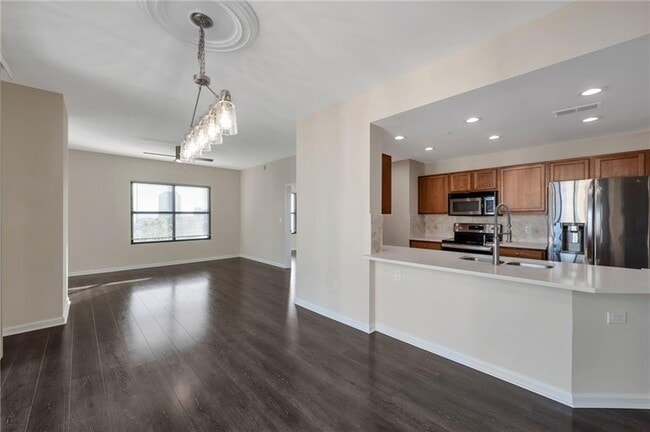 Building Photo - 3040 Peachtree Rd NW Unit 704