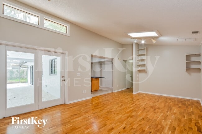 Photo - 111 Slade Dr