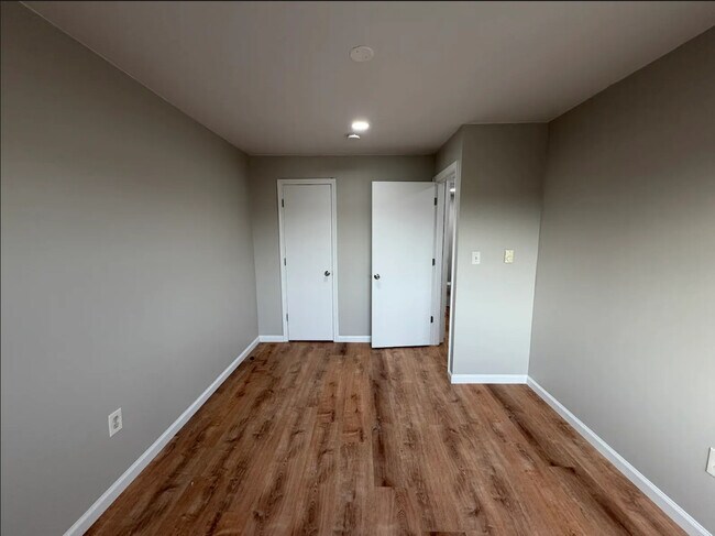 Photo - 5660 - 5670 Lancaster St