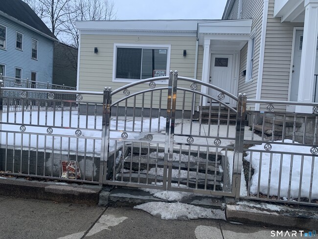 Building Photo - 424 Dixwell Ave Unit 1