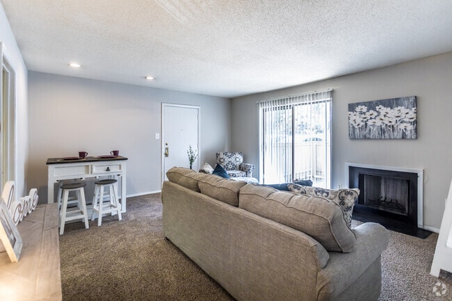 2 BR, 1.5 BA - 970SF