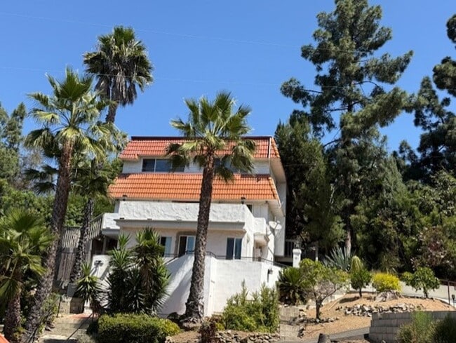 Photo - 1.5 Bedrooms - 1.5 Bathrooms Split Level House - Mt. Helix Artist’s Colony Executive Rental
