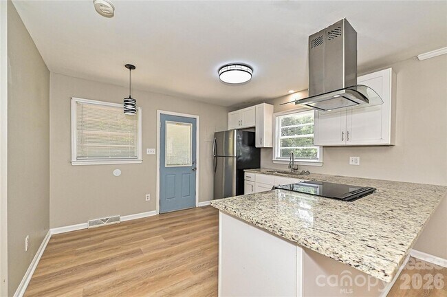 Photo - 321 Hamilton Dr NE
