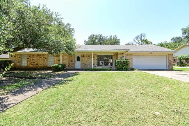 Building Photo - VERY large home in a great location!!
