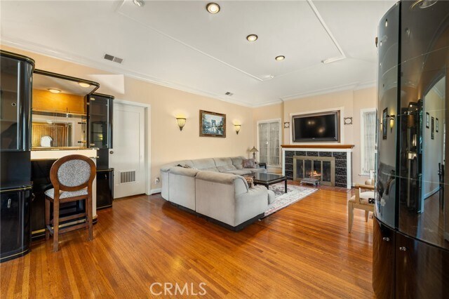 Photo - 233 S Swall Dr