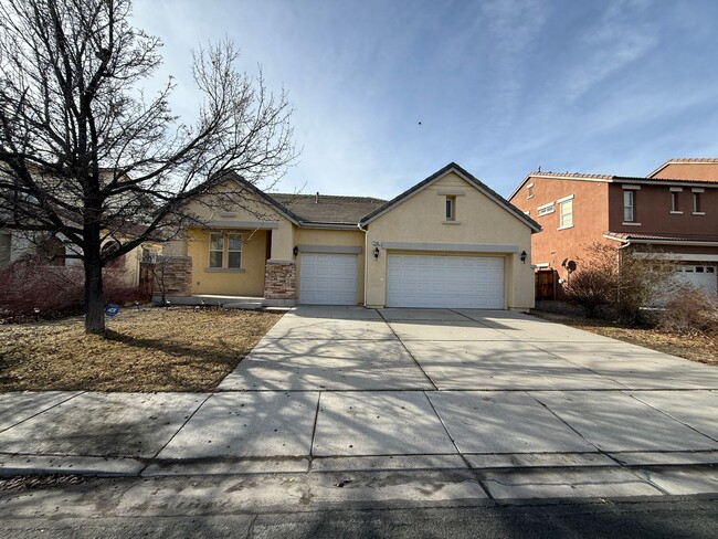 Building Photo - Beautiful single story 3 bedroom, 2 bath home with nearly 1900 sq ft of living space.