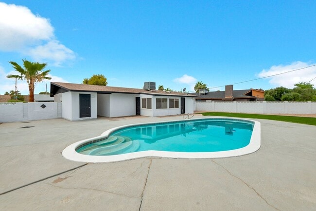 Photo - Great 6 Bedroom home near ASU with large BASEMENT