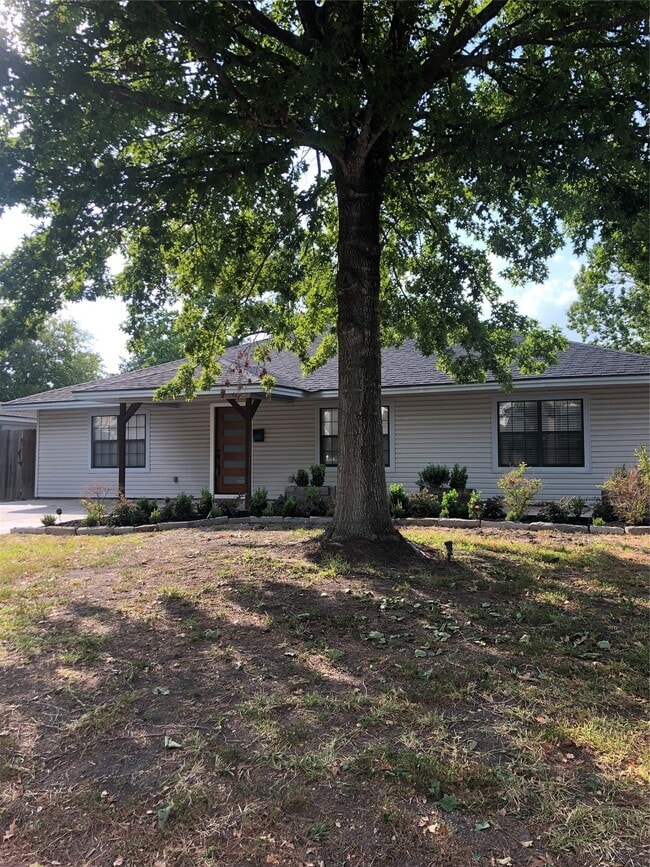 Photo - 1442 Chamboard Ln