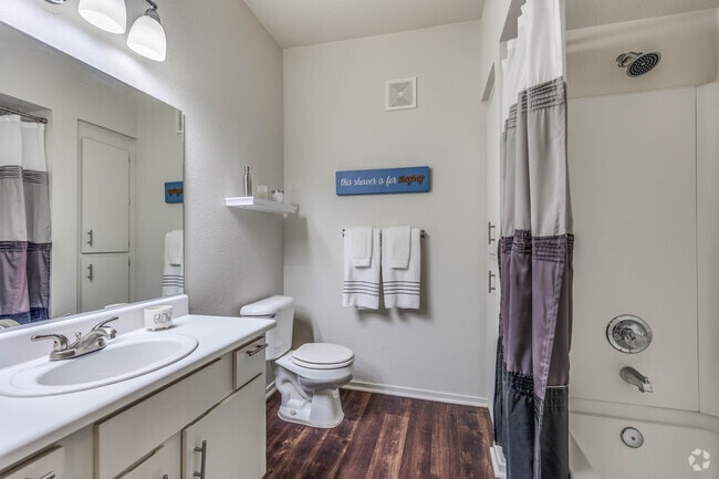 2 BR, 2 BA - 940 SF